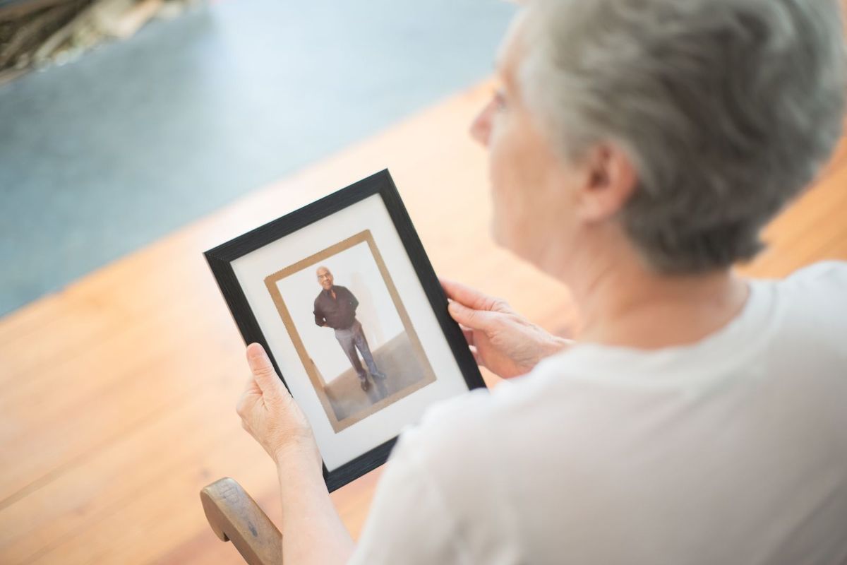 Frau hält ein gerahmtes Foto in den Händen