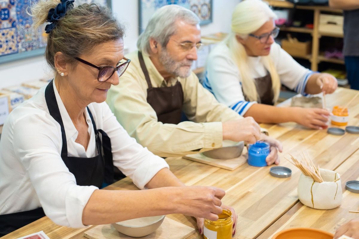 Kurs für Keramikmalerei mit Teilnehmenden ab 60