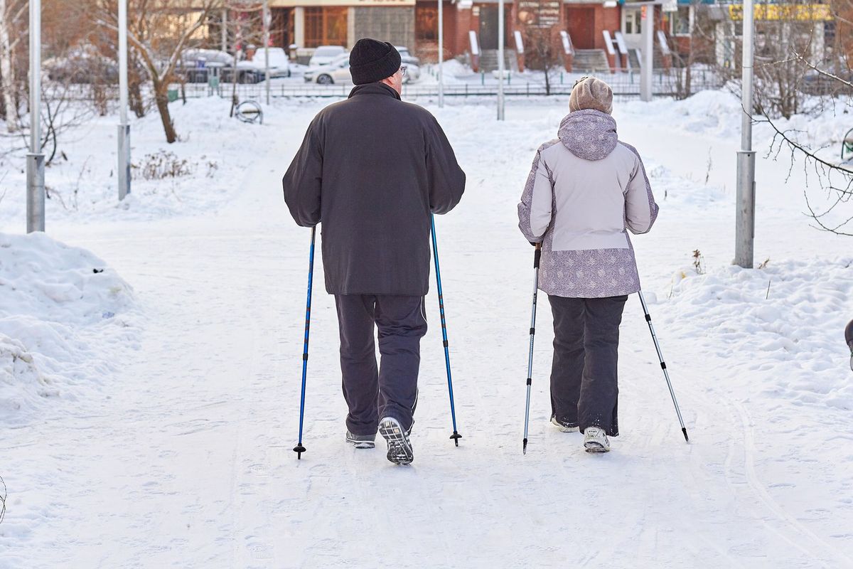 Paar beim Nordic Walking im Schnee