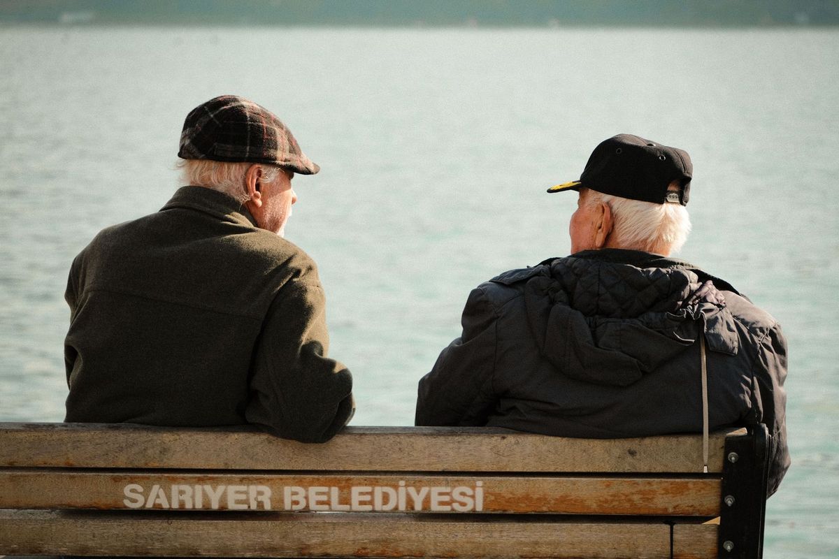 Zwei ältere Männer im Gespräch am Wasser