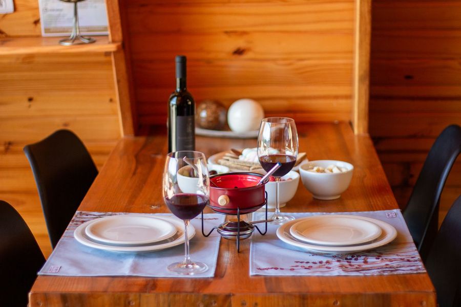 Gedeckter Tisch für ein Fondue zu zweit
