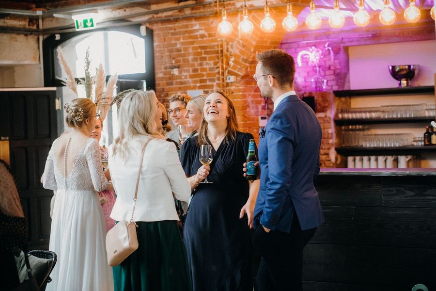 Gäste im Gespräch an einer Party