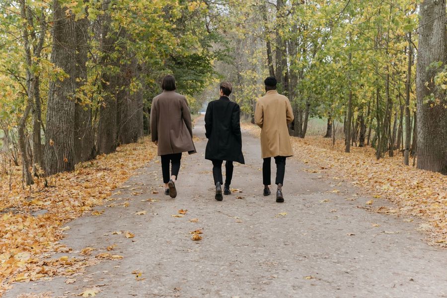 Kleine Gruppe spaziert auf einem Herbstweg