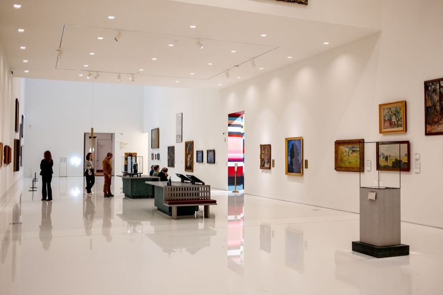 Besucher in einer Kunstausstellung