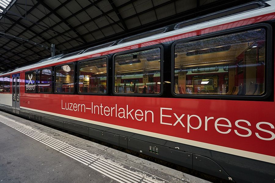 Zug im Bahnhof Luzern