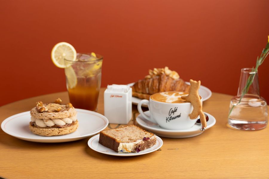 Kaffee und Kuchen auf einem Cafétisch