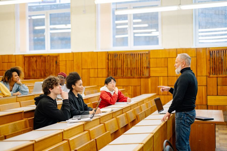 Zuhörende in einem Hörsaal