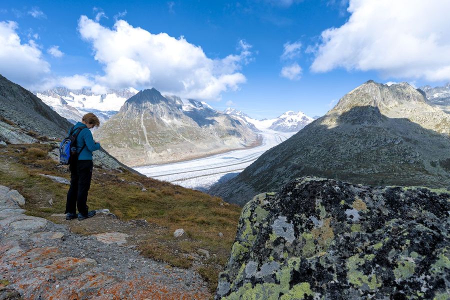 Wanderer mit Blick auf einen Gletscher in den Alpen