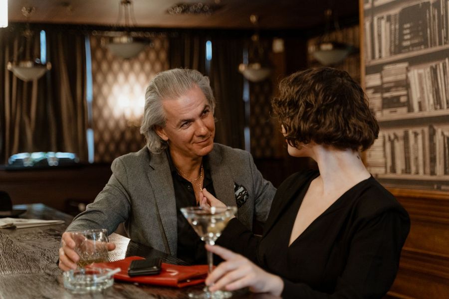 Frau und Mann über 50 im Gespräch an einer Bar