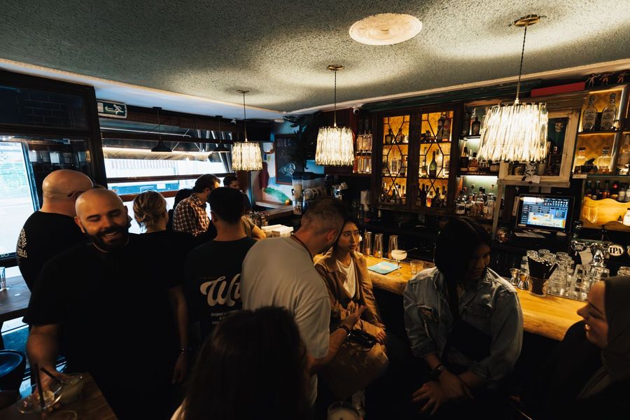 Volle Bar an einem Freitagabend