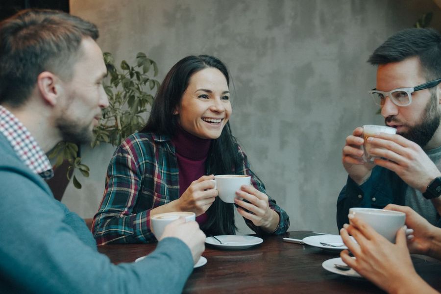Gruppe im Gespräch an einem Tisch