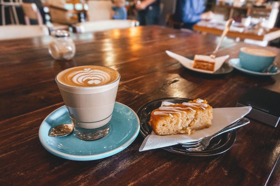 Kaffee und Gebäck auf einem Holztisch