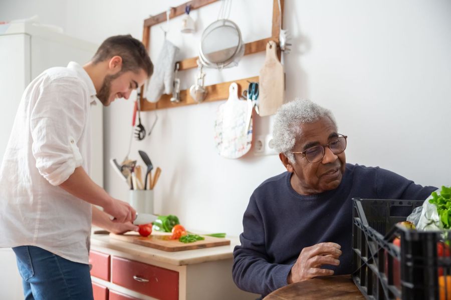 Zwei Männer kochen zusammen in einer Küche